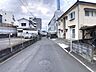 外観：西側前面道路の様子です。現況4ｍ未満の道となっておりますが、道路後退により建築時には道路部分を拡張し駐車もラクラクです♪