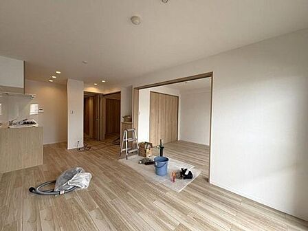 洋室2か所の引き戸を開けると23帖を超えるゆったりとした空間になります♪来客時や家族でゆったり過ごす時に広いと嬉しいですね♪