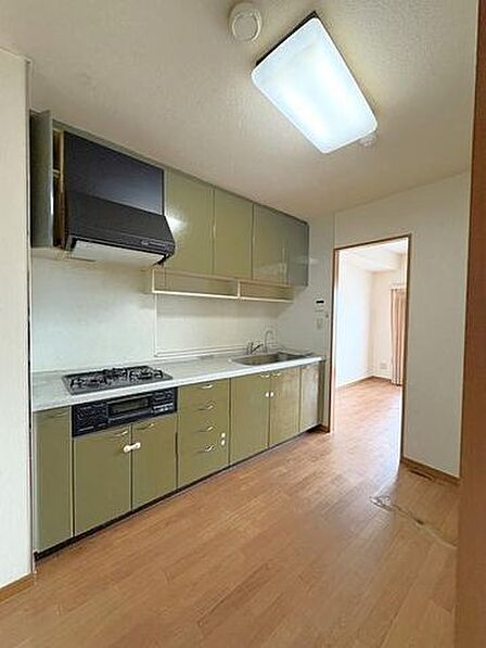 ゆったりとしたキッチン♪上下に収納がついているので、物が多くなりがちなキッチングッズをスッキリ収納する事ができます♪