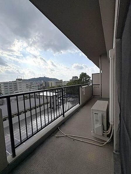 2部屋に続くロングバルコニー♪スペースがあるので、衣類だけでなく布団なども干しやすそうな空間です♪