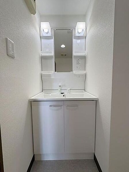 リフォームで新しくなった洗面台♪収納も使い勝手良く、朝の身支度もスムーズに♪毎日が快適に♪
