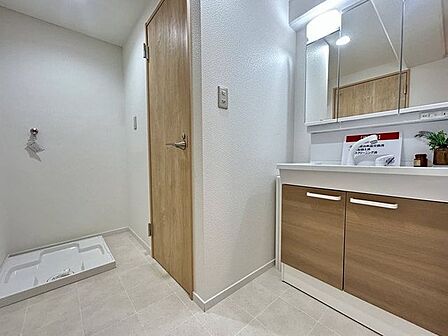 洗面室からトイレに行ける間取りです♪リビングや居室から視線が届かない独立空間なので、来客中や家族がリビングにいる時でも気兼ねなく使えて安心です♪