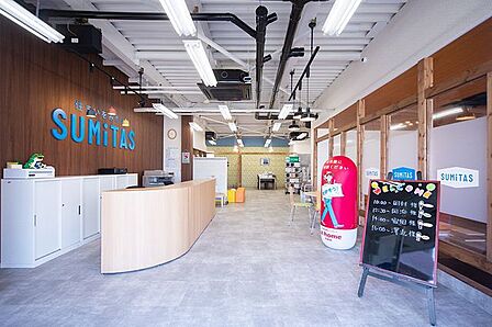 ガラス張りの明るい店内　トイザらスさんの斜め向かいにございます。気軽にお立ち寄り下さい♪