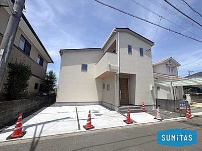 外観:松山市南梅本町にあります、新築戸建です♪街並みに馴染む白色系のシンプルでスタイリッシュな外観デザインです。駐車並列2台可です♪ 外観:松山市南梅本町にあります、新築戸建です♪街並みに馴染む白色系のシンプルでスタイリッシュな外観デザインです。駐車並列2台可です♪