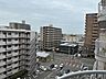 バルコニー：近隣商業施設へのアクセス良好な立地♪バス停まで徒歩約2分♪中心地にも行く路線で、通勤・通学に便利です♪