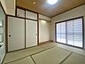 室内：6帖和室は窓が大きく気持ちの良い陽射しが差し込みます♪