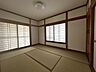 室内：2階6帖の和室です♪バルコニーにつながっているので、自然光がやさしく差し込む開放的な空間です。お庭や外の空気を感じながら、ゆったりとくつろげます。