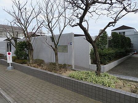 近隣商業施設へのアクセス良好な立地♪バス停まで徒歩約2分で、通勤や通学に便利ですね♪