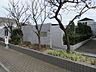 外観：近隣商業施設へのアクセス良好な立地♪バス停まで徒歩約2分で、通勤や通学に便利ですね♪
