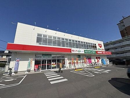 くすりのレデイ土居田店 664m