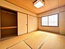 室内：【和室】写真はCG加工を施しています。障子から優しい光が届く、落ち着いた雰囲気の本格的な和室です。