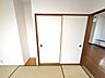 収納：【収納】和室（5.5帖）に備えられた押し入れ。