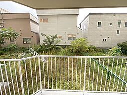 【専用庭】バルコニー前面に広がる緑豊かな1階住戸ならではの専用庭スペース。