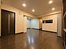 リビング/ダイニング：落ち着いた色調の建具が印象的なリビングダイニング。※現地の撮影写真を基にCG加工編集を行っております