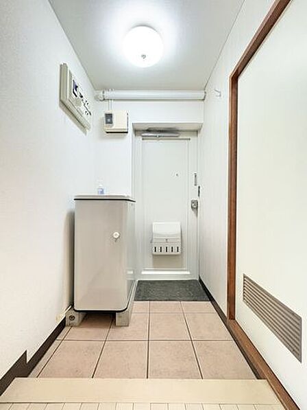 白を基調とした清潔感あふれる玄関スペース。きれいに管理されており気持ちよくご家族を迎えられます。