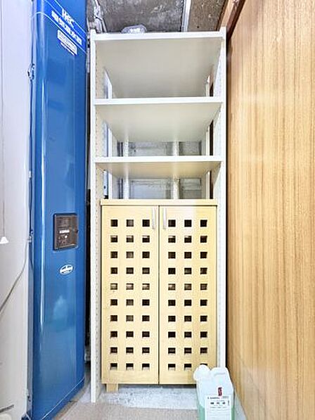 通気性の良い扉付きシューズボックスと上部棚。靴だけでなく小物も整理でき玄関を綺麗に保てます。
