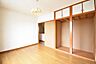 室内：大型収納を備えた明るい洋室。衣類や荷物をたっぷり整理できます。※現地の撮影写真を基にCG加工編集済