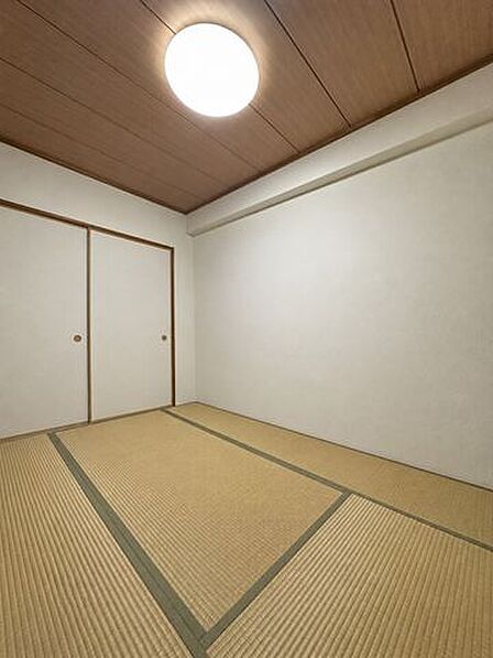 押入収納を完備した、心安らぐ6帖の和室スペース。※現地の撮影写真を基にCG加工編集済