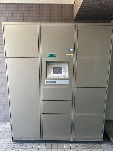 不在時の荷物受け取りに便利な宅配ボックスを完備。多様なサイズに対応し、普段のお買い物に役立ちます。