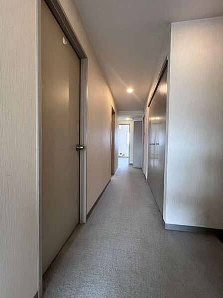 各部屋へ行き来しやすいシンプルな廊下。生活用品をしまえる物入収納も備えています。