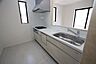 キッチン：3口ガスコンロ付きのシステムキッチン♪飲み物や缶詰の保存に便利な床下収納付き♪
