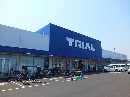 トライアル皆春店 564m