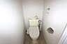 トイレ：ウォシュレット機能付きトイレです♪タオルリングやペーパーホルダーも完備です♪
