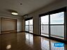 リビング/ダイニング：南東向きの大窓から海を一望できます♪