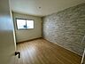 室内：ゆったりとした主寝室は日々の疲れを取ってくれる開放感があります♪充実した収納スペースには洋服もバック等の小物も収納可能♪机を置いて書斎も作れます♪