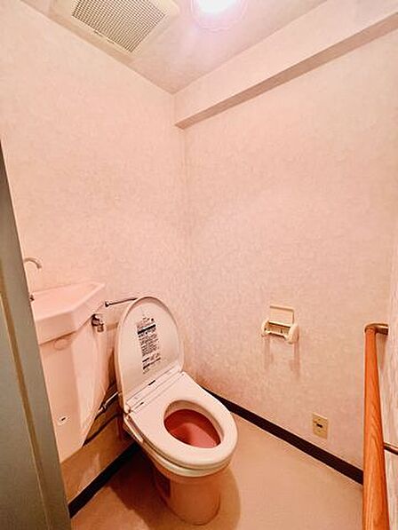【トイレ】シンプルで使いやすいトイレ空間。手すりを備えているため立ち座りをサポート。