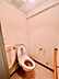 トイレ：【トイレ】シンプルで使いやすいトイレ空間。手すりを備えているため立ち座りをサポート。