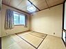 室内：【西側和室】窓から光が入り、落ち着いた雰囲気の6帖和室。