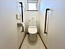 トイレ：【1階トイレ】シンプルで機能的なトイレ空間。温水洗浄便座付きで快適にご使用いただけます。
