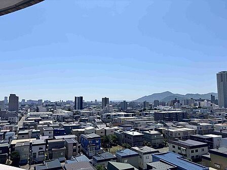 【眺望】視界を遮るもののない、息をのむような大パノラマ。どこまでも広がる青空と遠くの山々が魅力です