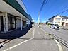 外観：【現地土地写真】前面道路の幅員が8m以上と広々としており、車の出入りや駐車スペースの配置もしやすい