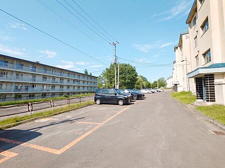 【駐車場】前面道路や駐車区画にしっかりとゆとりがあり、安心して駐車できます。