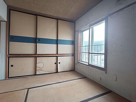 【和室】壁一面には押し入れが備わっています