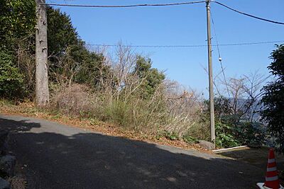 外観：現況・道路から下り傾斜地です