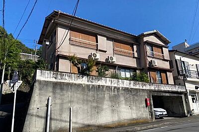 外観:閑静な住宅街に佇む戸建 地下が車庫になっています 外観:閑静な住宅街に佇む戸建 地下が車庫になっています