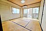 和室：南西向き角部屋で二面採光の陽当たり良好のお部屋です