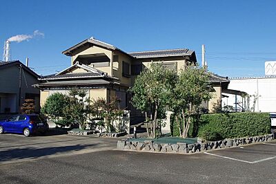 外観：通勤通学生活利便性良好です。2階居室から富士山を臨みます。駐車場17台分有。月極駐車場で資産運用可能です。