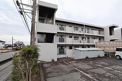 外観：3ＤＫなので、ファミリーでのご入居も大歓迎！小学校・中学校へは、徒歩10分以内の距離です。