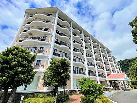 シーズ城ヶ崎は、相模湾を一望できるリゾートマンション。目の前には青い海と雄大な水平線が広がり、晴れた日には大島を望めます。屋上の回廊からは太平洋の大パノラマを満喫。