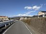 北向き、前面道路と富士山。