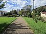 外観：物件南側(せせらぎ公園内通路)