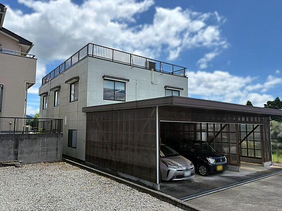 西側にある3台...