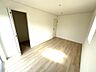 洋室：大きな窓からたっぷりと光が差し込み、お部屋を明るく照らします♪