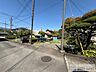 外観：前面道路を含む現地写真
