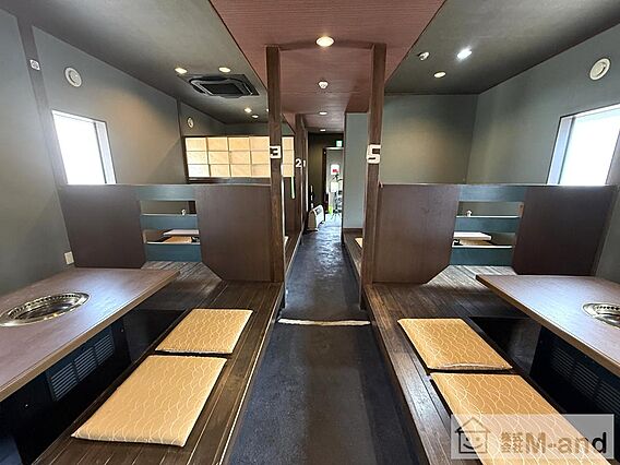 店舗内。全6席...
