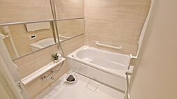 [風呂] 体を洗う、温まるだけの場所から心身ともに快適な空間へと進化したバスルーム。一日の疲れが癒される優雅な時間を堪能してください。